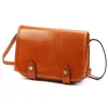 Dámska lesklá kožená crossbody kabelka Florence 58 koňakovohnedej farby 20 x 15 x 7 cm