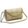  Dámska kožená crossbody kabelka Camilla PREMIUM 10.011 v béžovej farbe s retiazkovým uchom, 33 x 20 x 12 cm