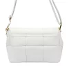  Dámska kožená crossbody kabelka Camilla PREMIUM 10.011 v bielej farbe s retiazkovým uchom, 33 x 20 x 12 cm