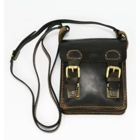    Malá sťahovacia kožená taška cez rameno so zastrčeným uzáverom