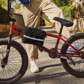    Vodotesná bočná taška Eastpak Aman Bike Tarp Black, ktorú možno pripevniť na bicykel